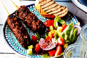 www.daspowerdancer-radio.de/images/forum-rezepte/cevapcici_mit_salat.jpeg