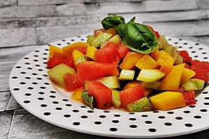 www.daspowerdancer-radio.de/images/forum-rezepte/sommerlicher-salat-aus-wassermelone-gurke-und-mango.jpg
